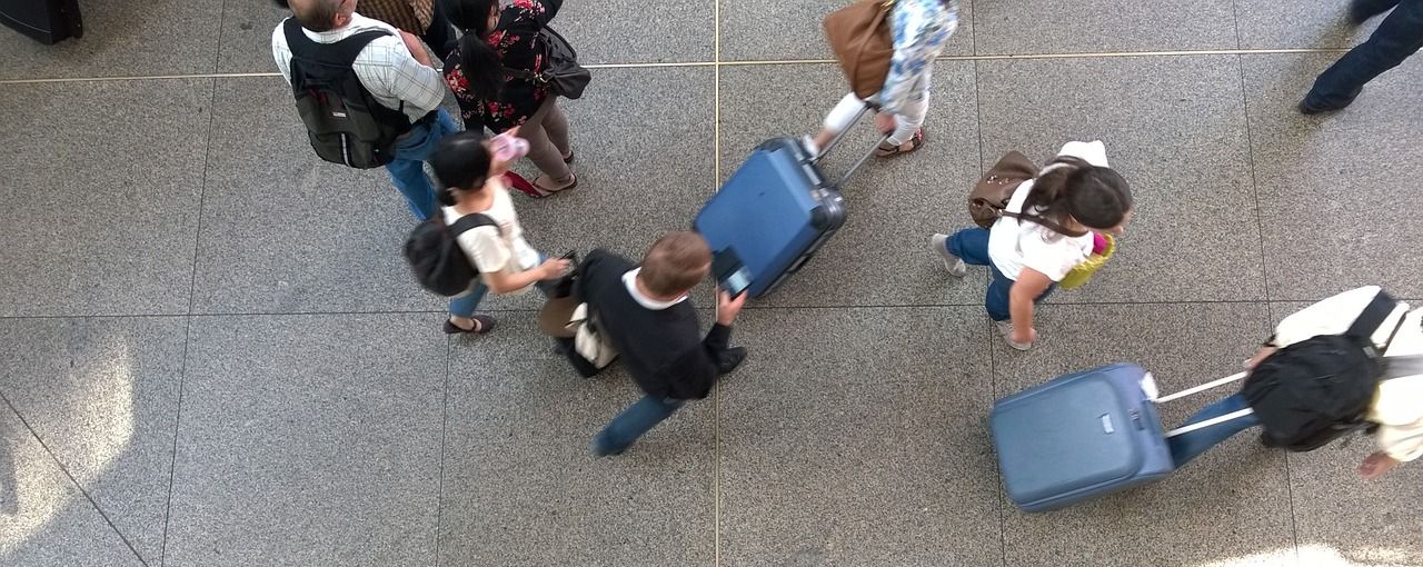 Reisende mit Rollkoffern Reisende mit Rollkoffern